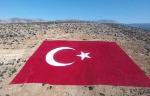 En Büyük Türk Bayrağının Boyanma Çalışması Tamamlandı