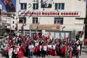 CHP Mut İlçe Başkanlığı’ndan Yürüyüş ve Çelenk Sunumu