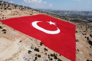 Bayrağımız 25 kadın boya ustası tarafından boyandı