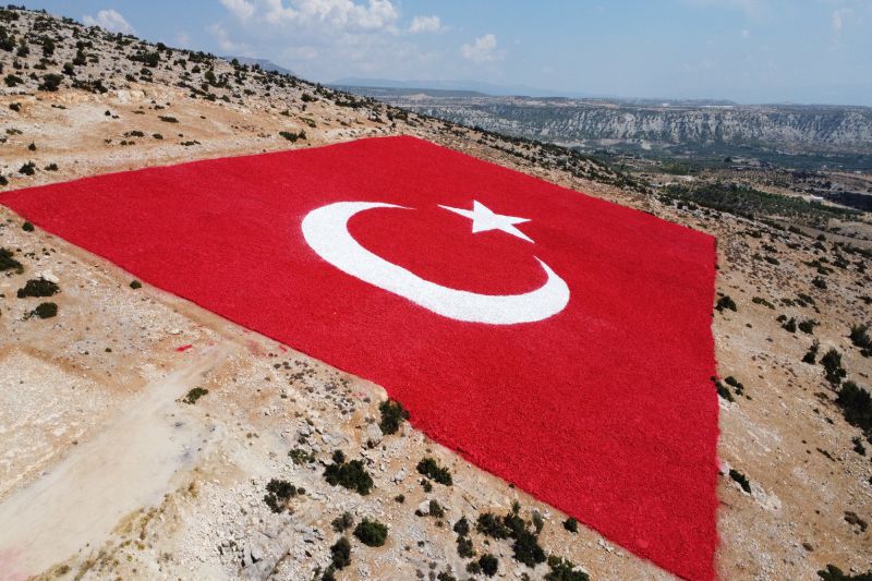 Bayrağımız 25 kadın boya ustası tarafından boyandı