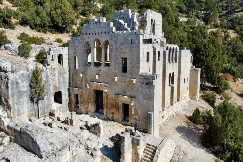 ALAHAN MANASTIRI TURİSTLERİN İLGİ ODAĞI OLDU