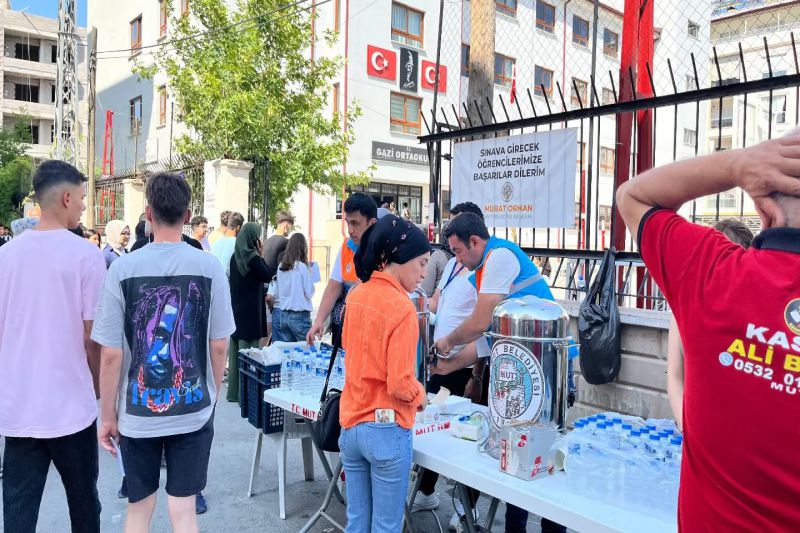 MUT BELEDİYESİ SINAVA GİREN ÖĞRENCİLERİ YALNIZ BIRAKMADI