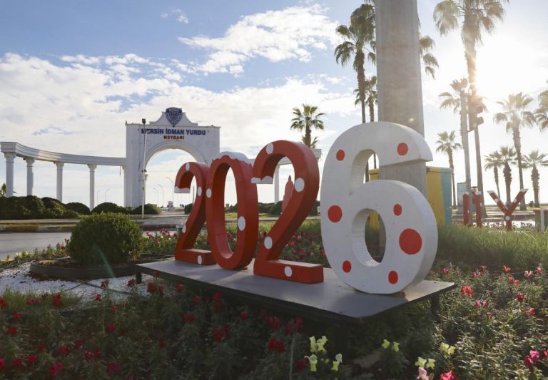 YENİ YIL SÜSLEMELERİYLE MERSİN RENKLENDİ