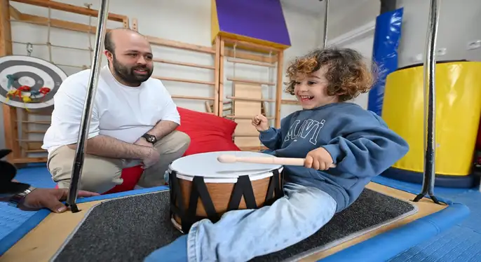 Mersin Büyükşehir’den DMD Hastası Koray’a Ergoterapi Desteği