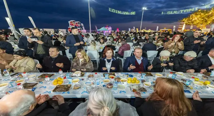 Başkan Seçer ve Meral Seçer, Mersinlilerle İftar Sofrasında Buluştu