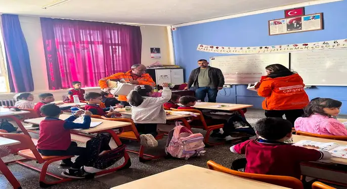 Mersin Büyükşehir Belediyesi, Mut’ta Öğrencilere Süt ve Kuruyemiş Dağıttı