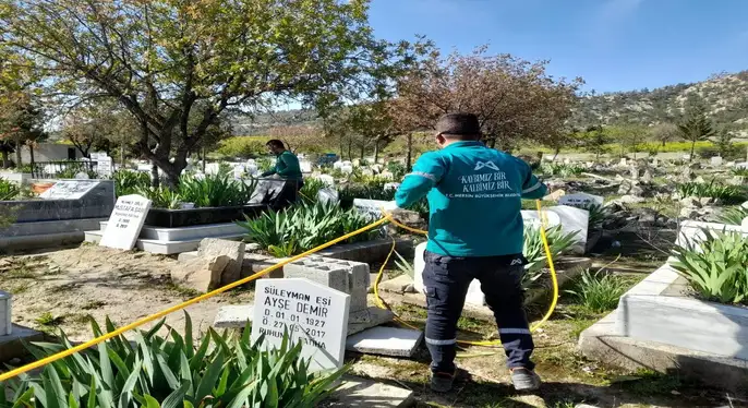 Mut’ta Mezarlıklarda Yabani Ot Temizliği Devam Ediyor