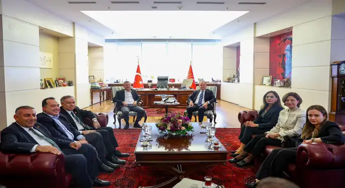 SEÇER: “BU ZOR GÜNLERDE PARTİMİZİN YANINDA OLMAK ZORUNDAYIZ”