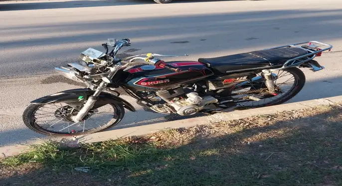 Mut’ta motosiklet orta refüjdeki trafik direğine çarptı: 1 ölü
