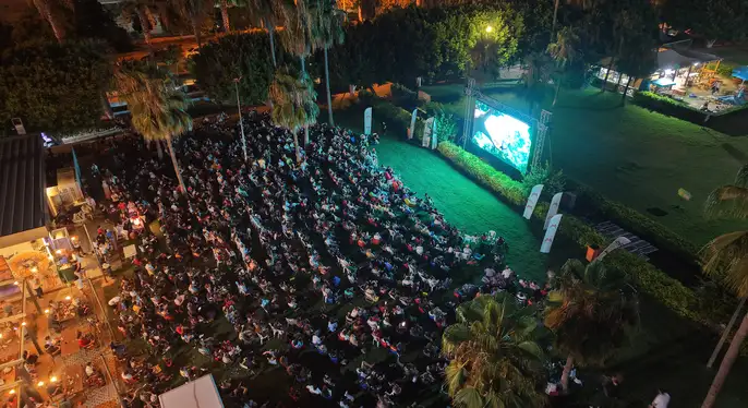 Büyükşehir Çocuklara ‘Yukarı Bak’ Filmiyle Sahilde Sinema Keyfi Yaşattı