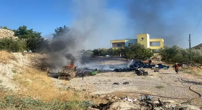 Mut’ta boş arsadaki palet ve plastik kasalar yandı